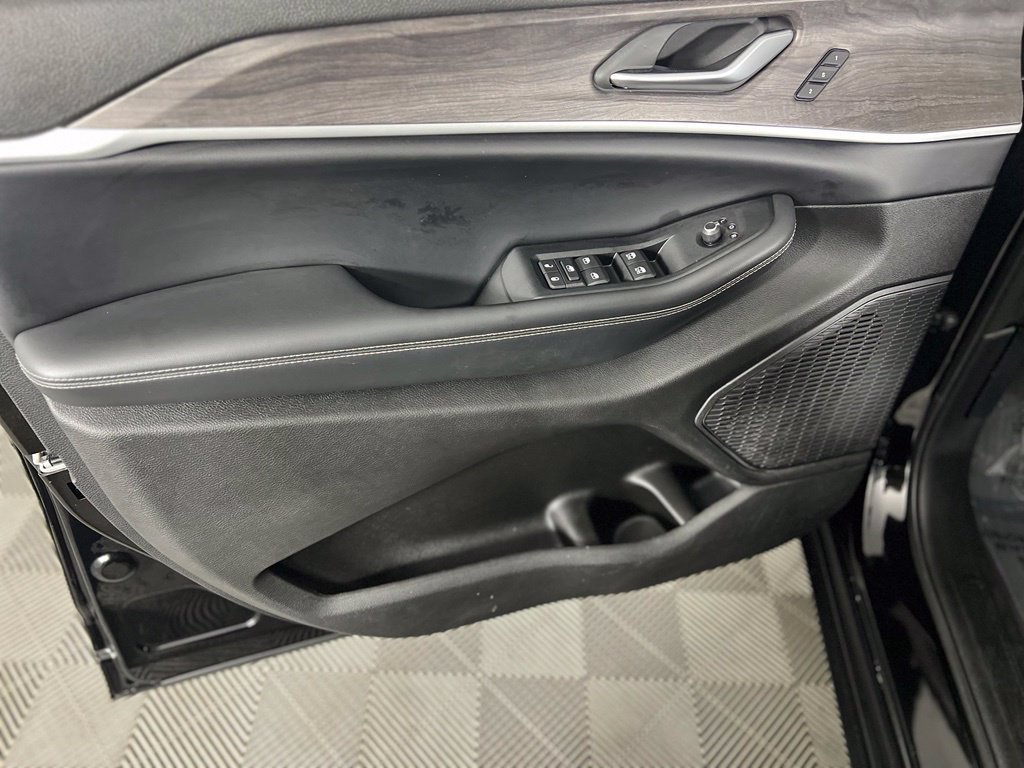 Used 2023 Jeep Grand Cherokee L Limited AWD/4WD image 18