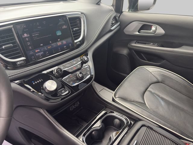 Used 2025 Chrysler Pacifica Limited FWD image 17