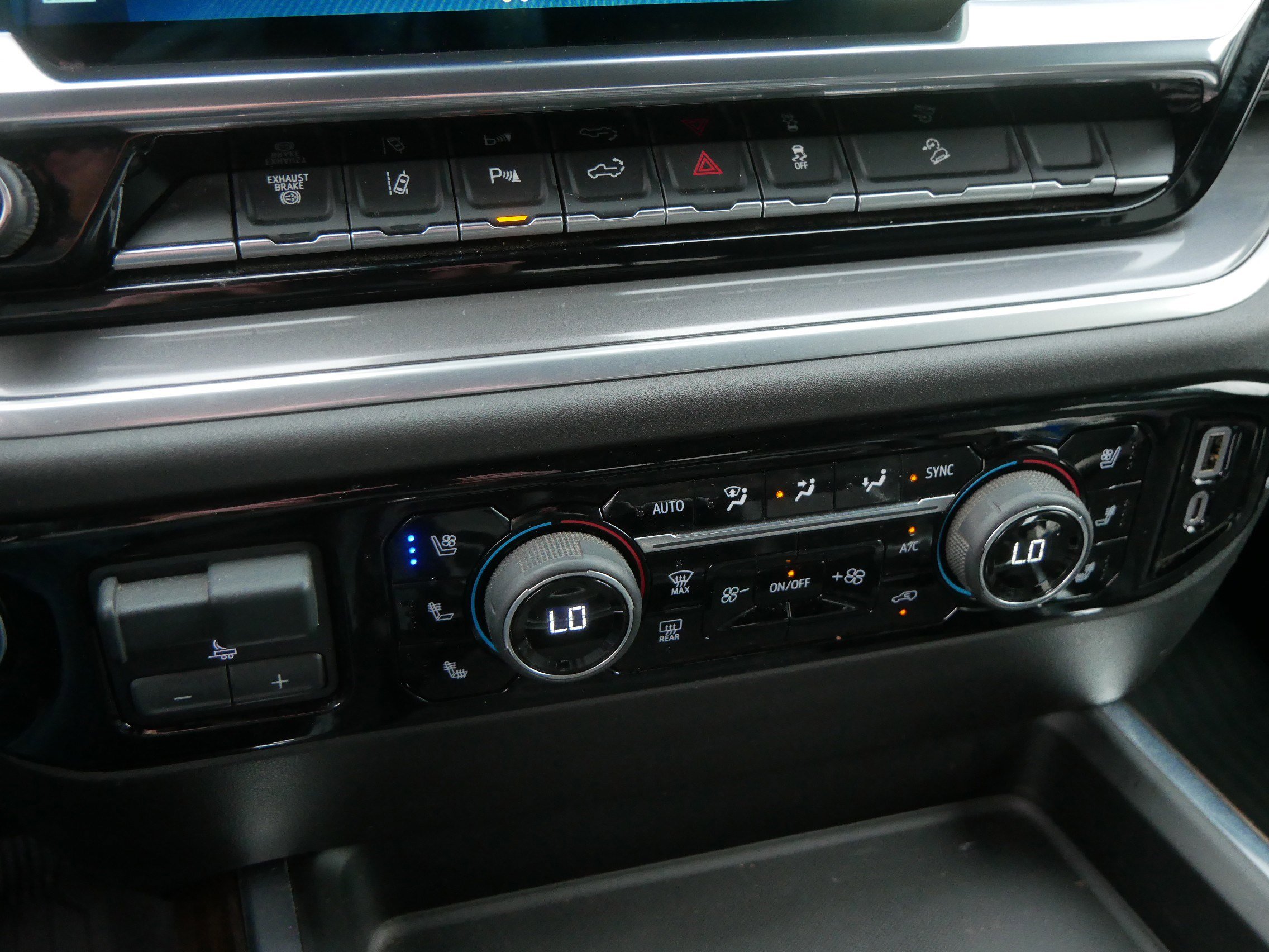 Used 2025 Chevrolet Silverado 3500 High Country w/ Technology Package AWD/4WD image 36