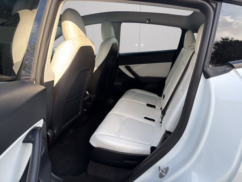 Used 2022 Tesla Model Y Long Range image 10