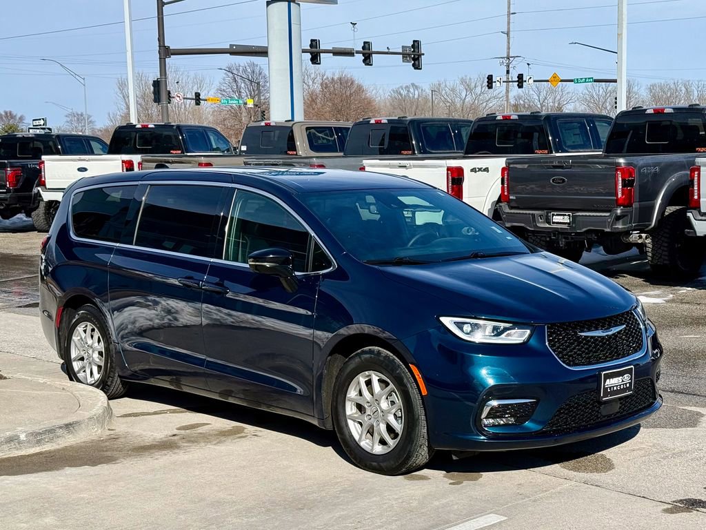 Used 2025 Chrysler Pacifica Select image 7