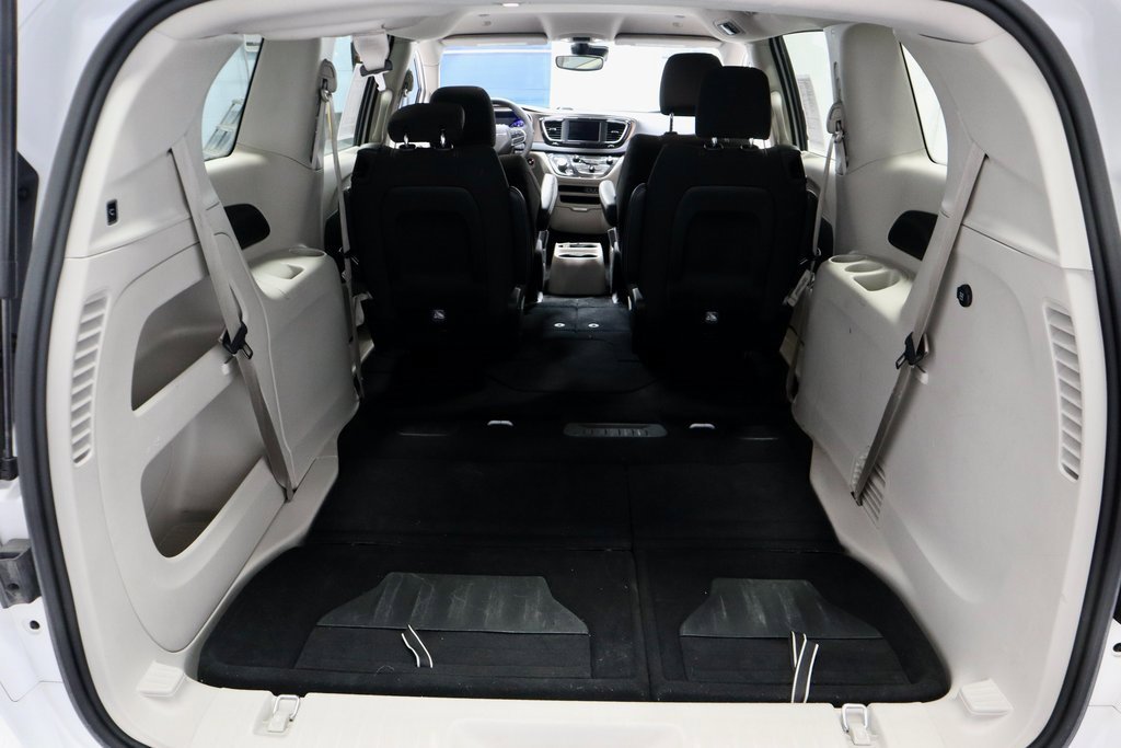 Used 2023 Chrysler Voyager LX image 15