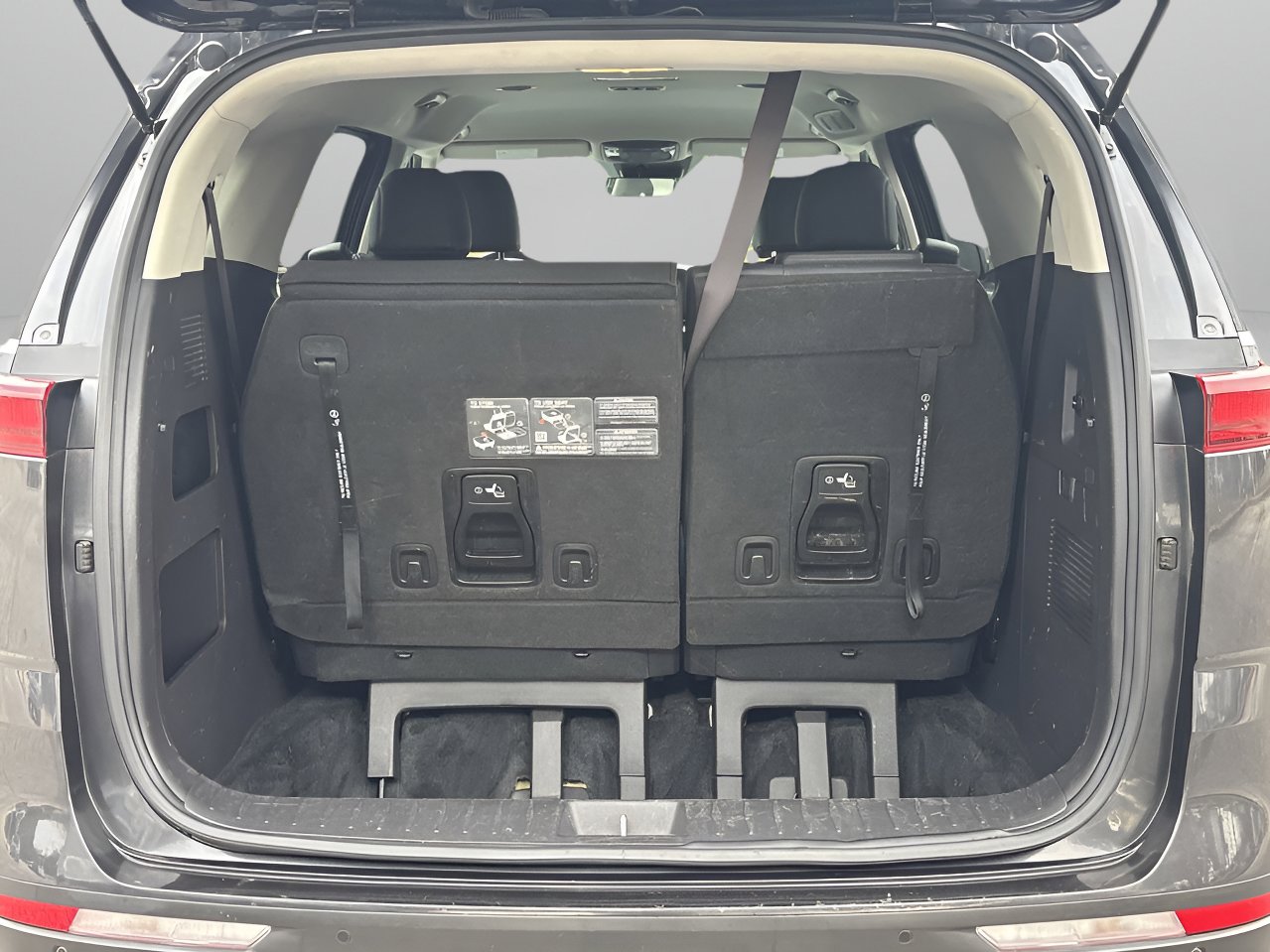 Used 2024 Kia Carnival LX image 8