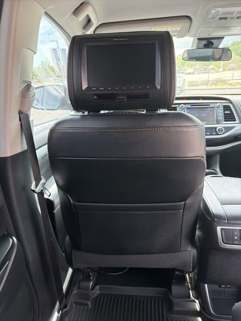 Used 2018 Toyota Highlander Plus FWD image 12