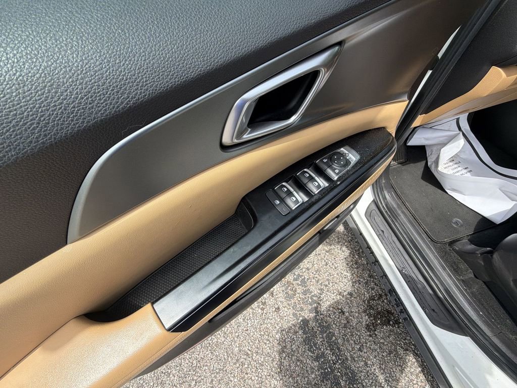 Used 2022 Kia Carnival LX FWD image 13