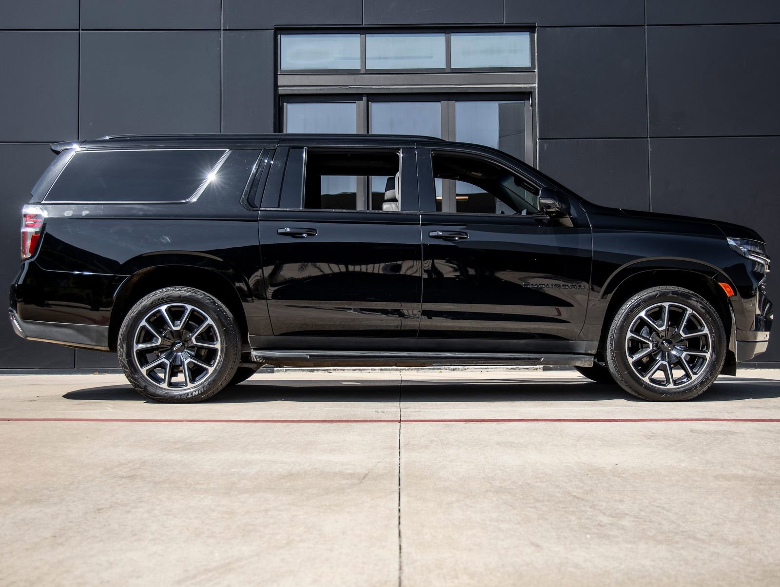 Used 2023 Chevrolet Suburban RST w/ Luxury Package image 10