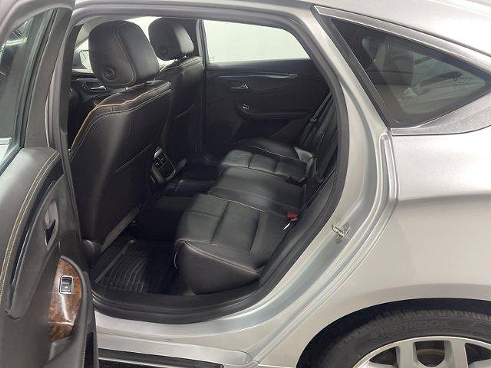 Used 2015 Chevrolet Impala LTZ FWD image 10