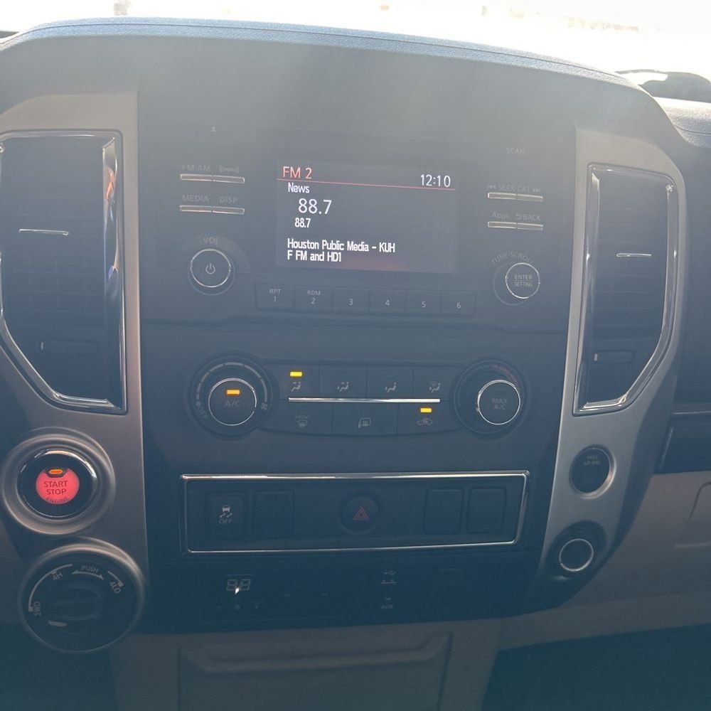 Used 2017 Nissan Titan SV image 9