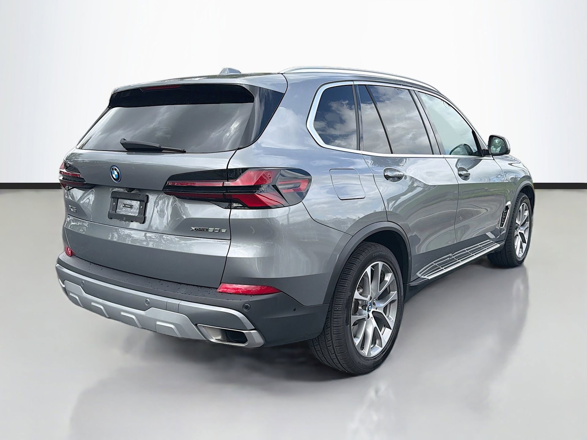 Certified 2025 BMW X5 xDrive50e image 4