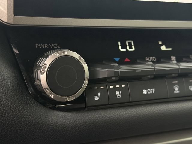 Used 2025 Toyota Tundra Limited w/ Power Package AWD/4WD image 19