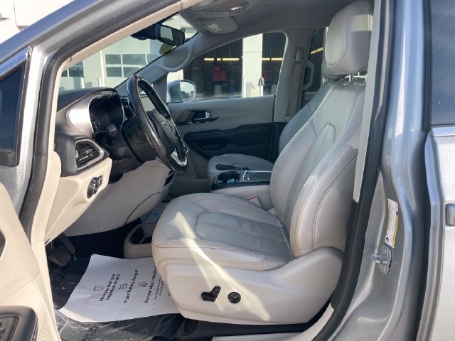 Used 2021 Chrysler Pacifica Touring-L FWD image 19