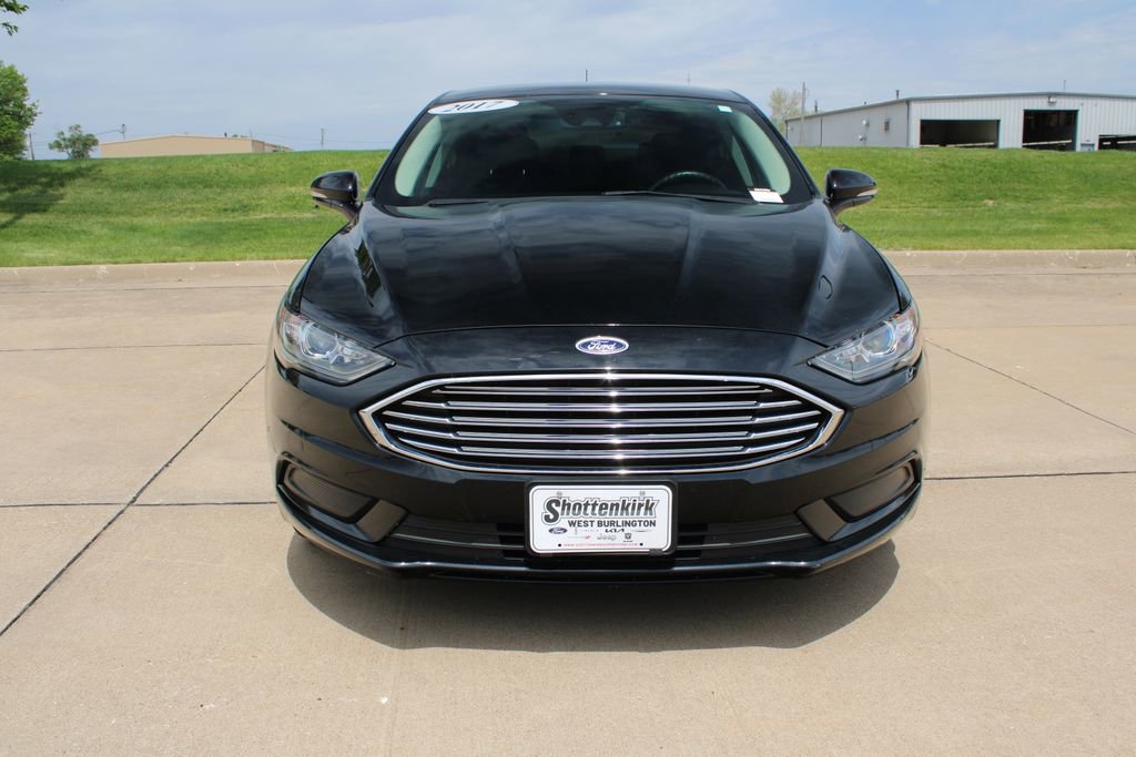 Used 2017 Ford Fusion SE FWD image 2