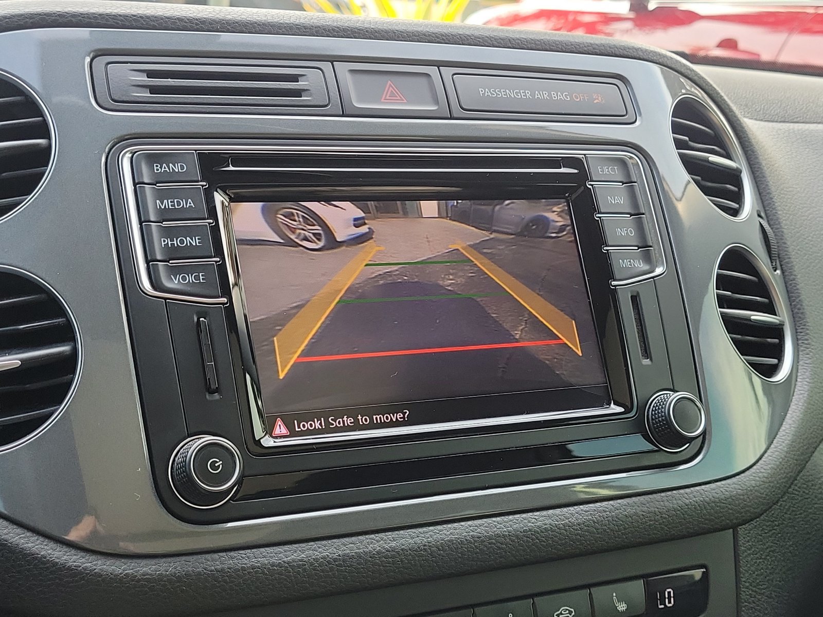Used 2017 Volkswagen Tiguan SEL FWD image 25