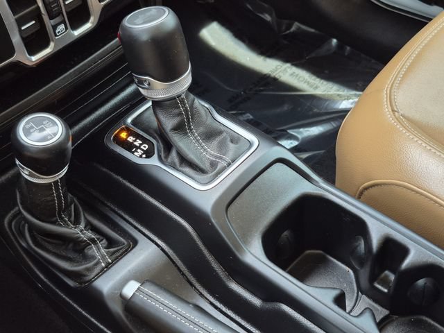 Used 2022 Jeep Wrangler Unlimited Sahara AWD/4WD image 16