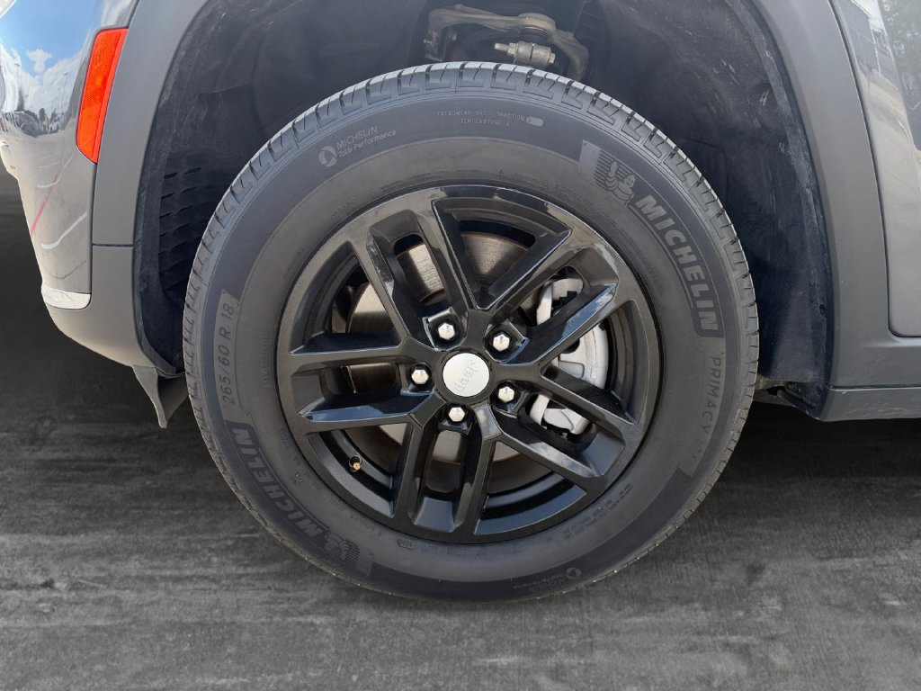 Used 2025 Jeep Grand Cherokee L Laredo RWD image 9