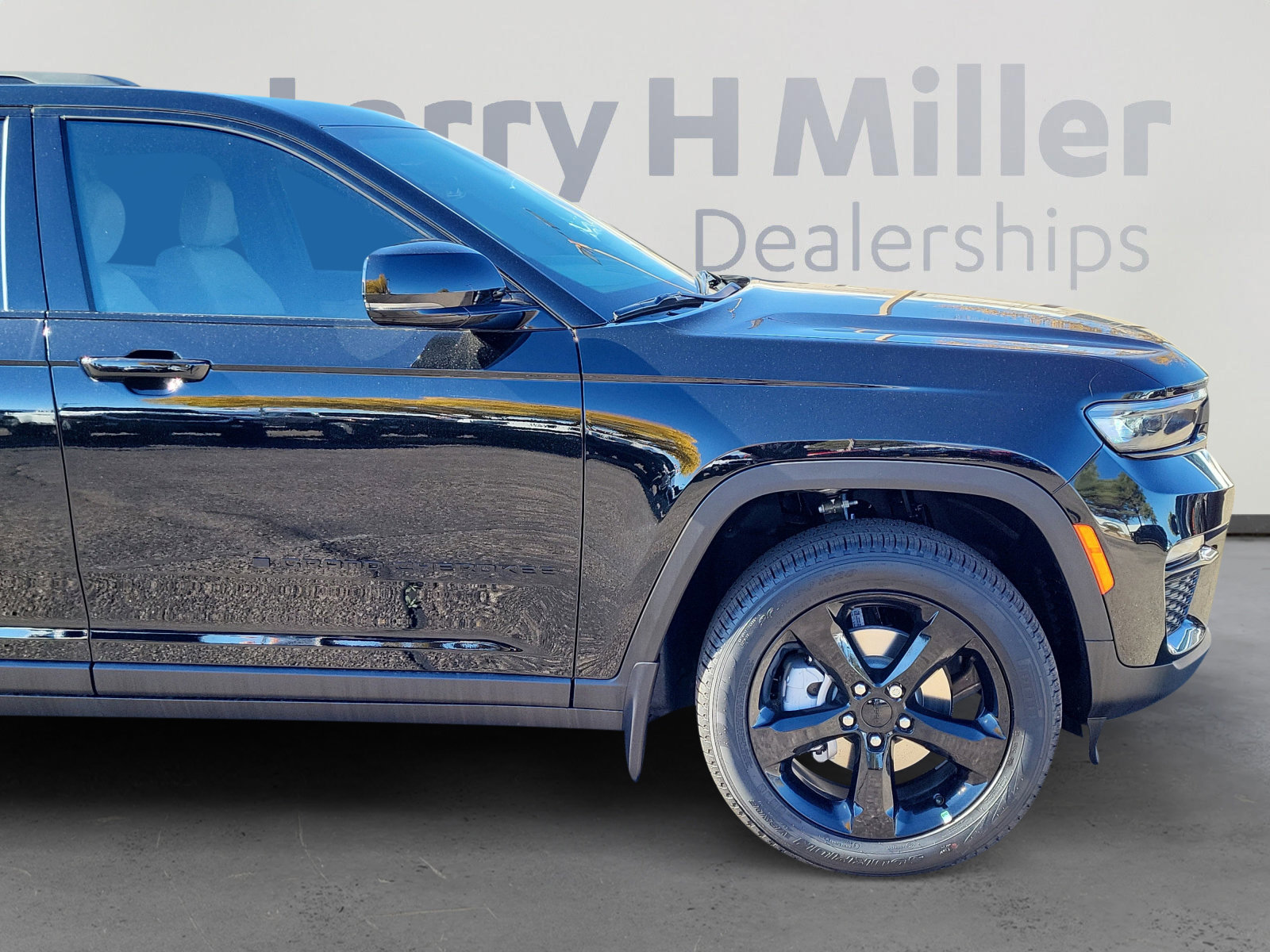 New 2025 Jeep Grand Cherokee Limited w/ Black Appearance Package image 8