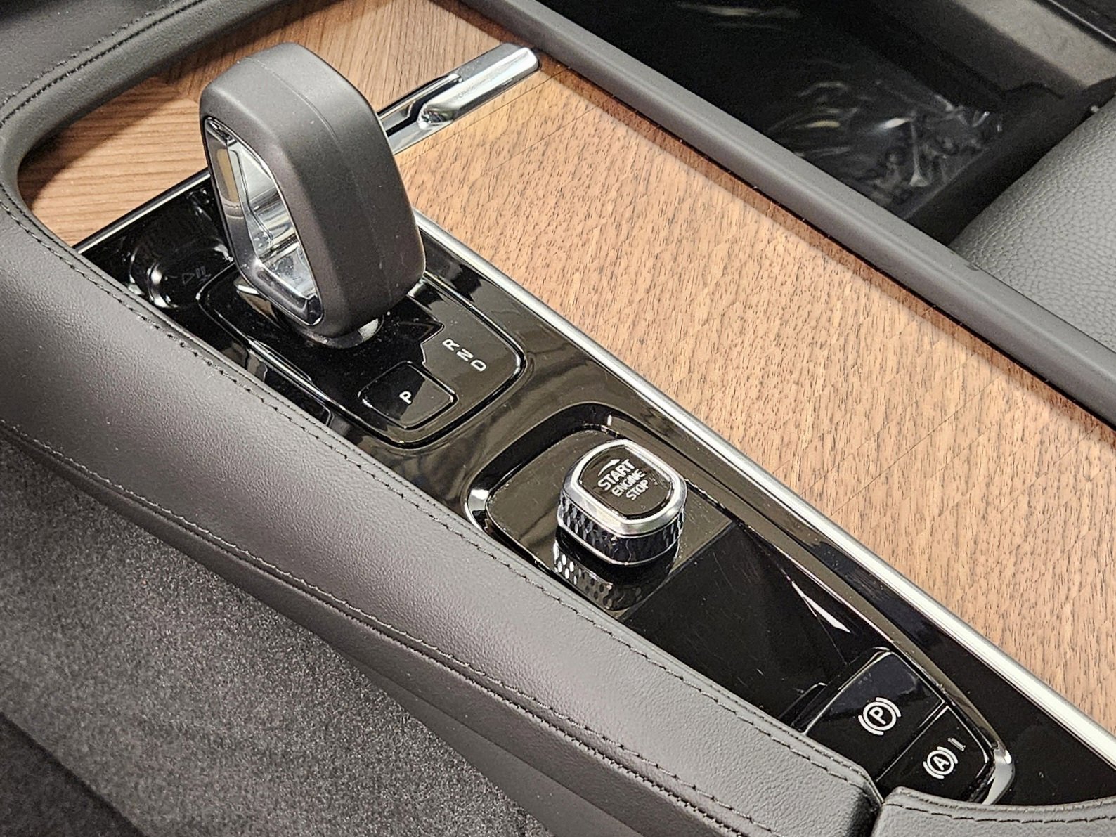 Used 2025 Volvo XC90 B6 Plus w/ Protection Package Premier image 45