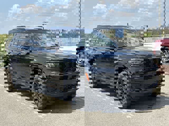 Used 2024 Jeep Grand Cherokee L Altitude AWD/4WD image 23