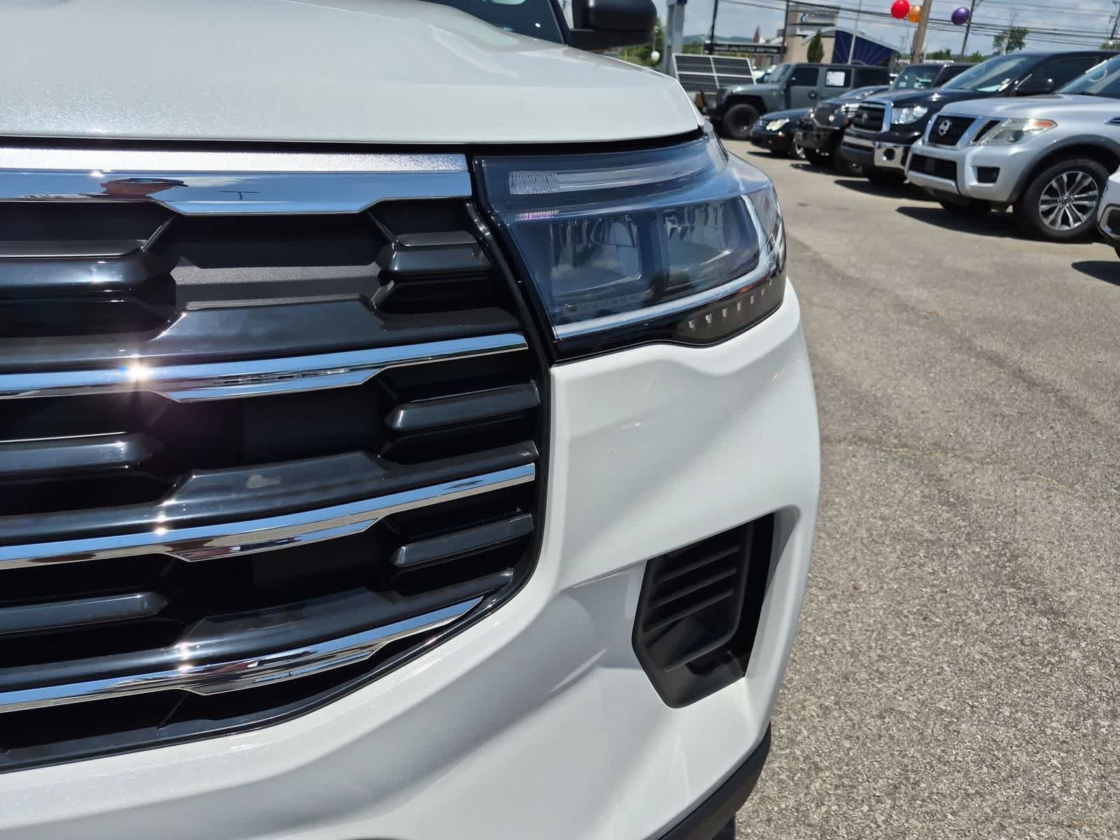 Used 2025 Ford Explorer Active AWD/4WD image 10