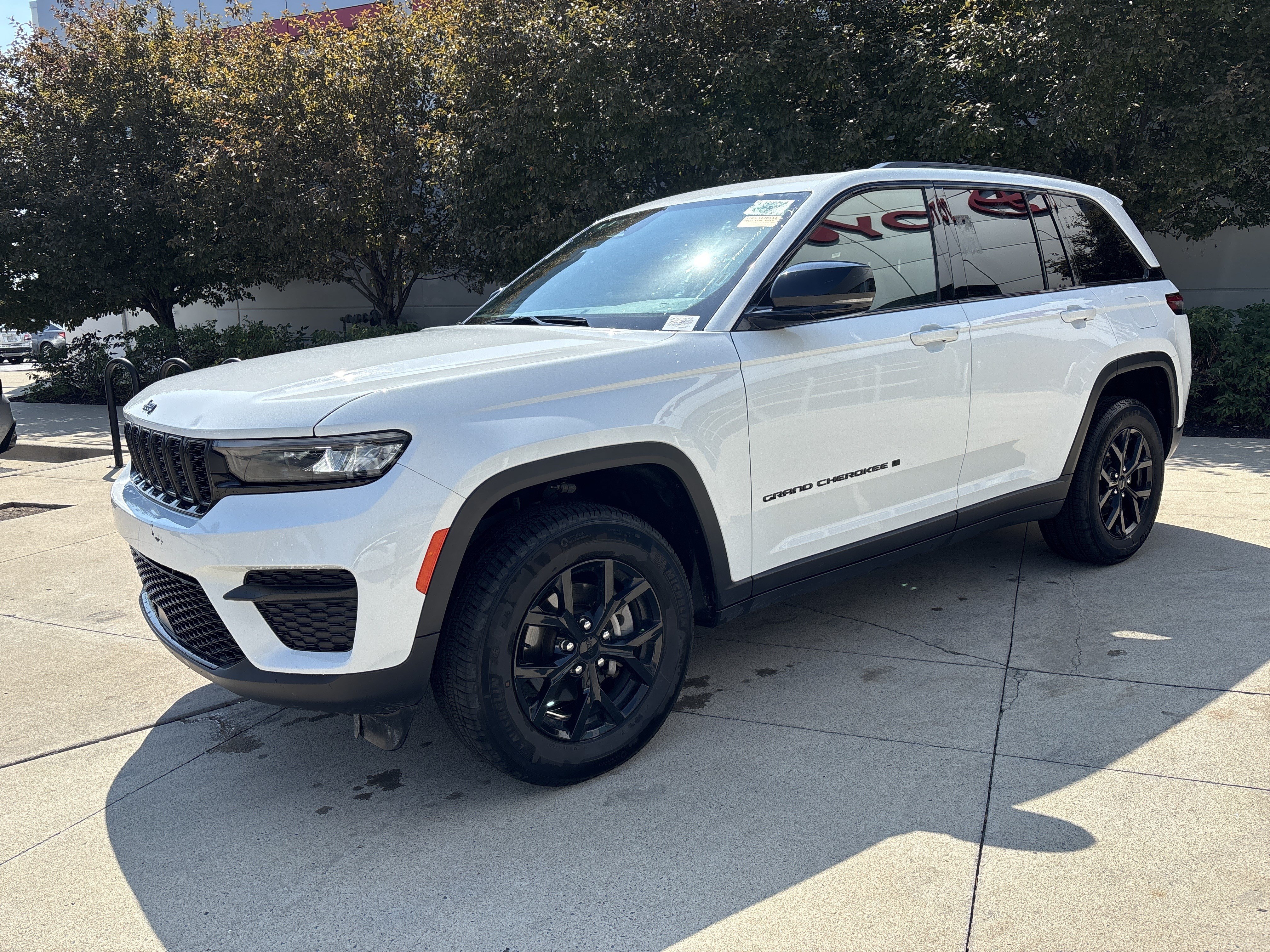 Used 2025 Jeep Grand Cherokee Altitude AWD/4WD image 3