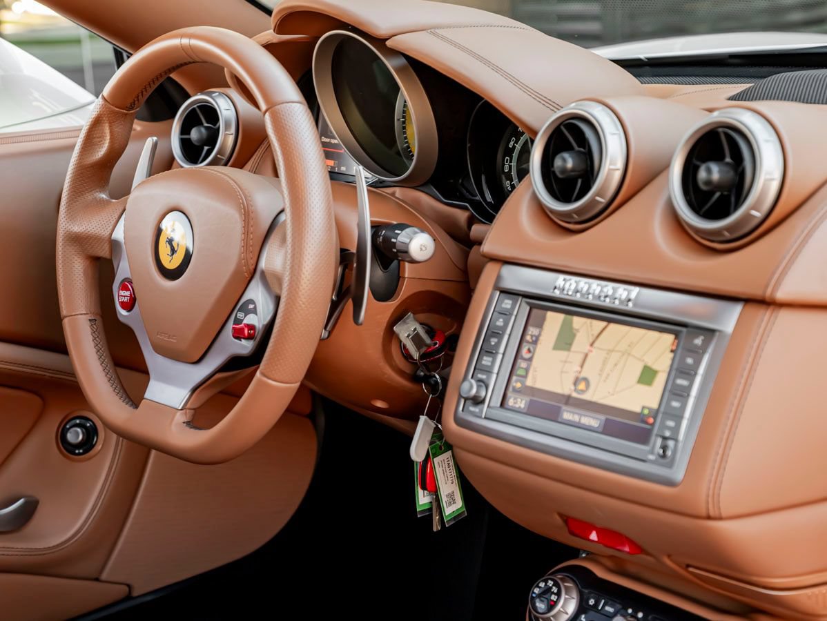 Used 2010 Ferrari California RWD image 39