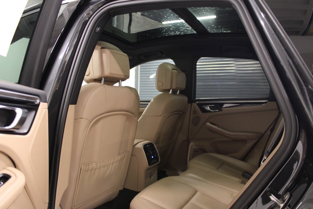 Certified 2022 Porsche Macan image 32