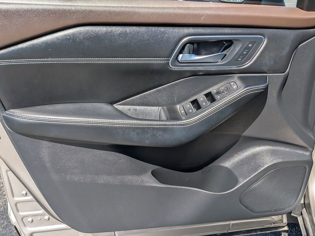 Used 2021 Nissan Rogue Platinum FWD image 9