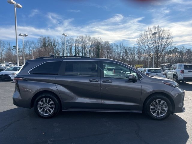 Used 2024 Toyota Sienna LE image 4