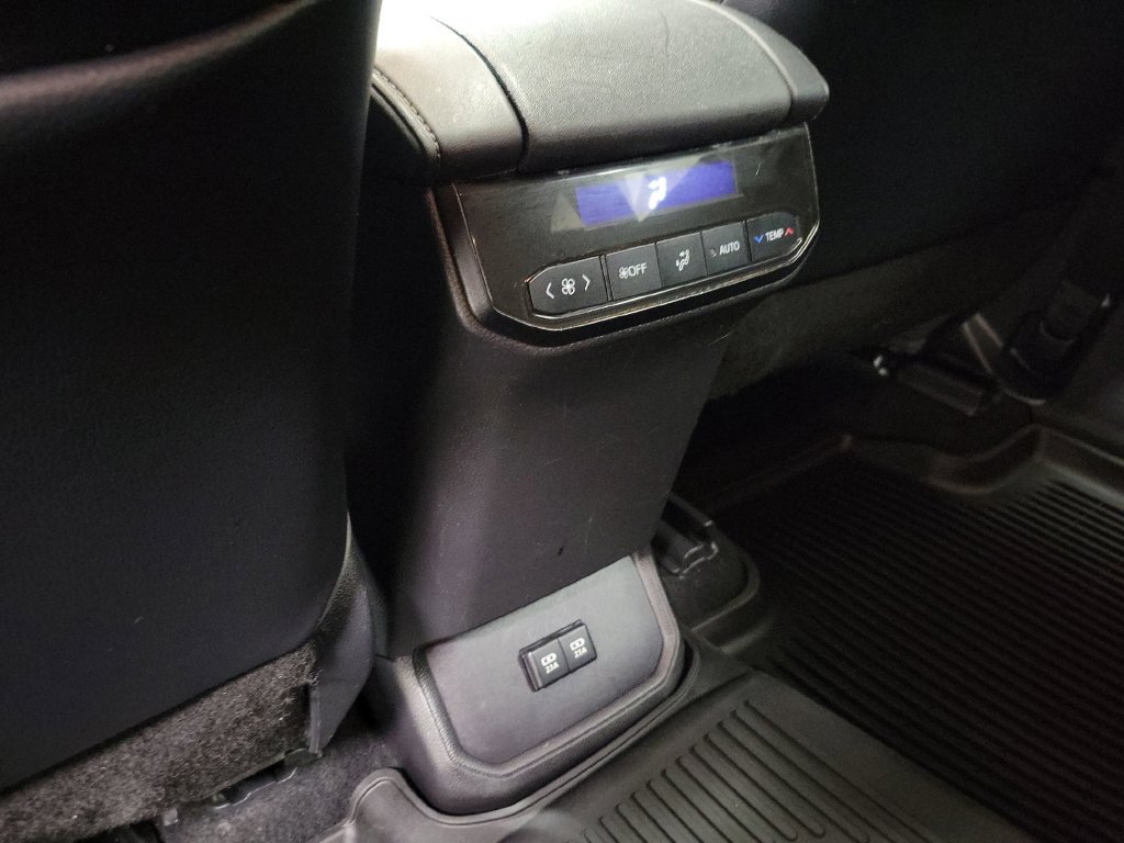 Used 2021 Toyota Highlander XLE AWD/4WD image 32