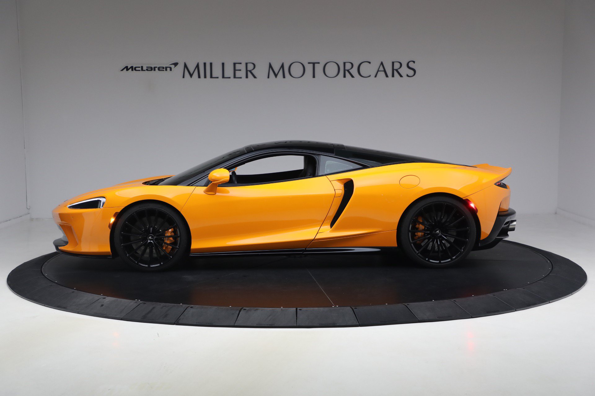 Used 2023 McLaren GT RWD image 3