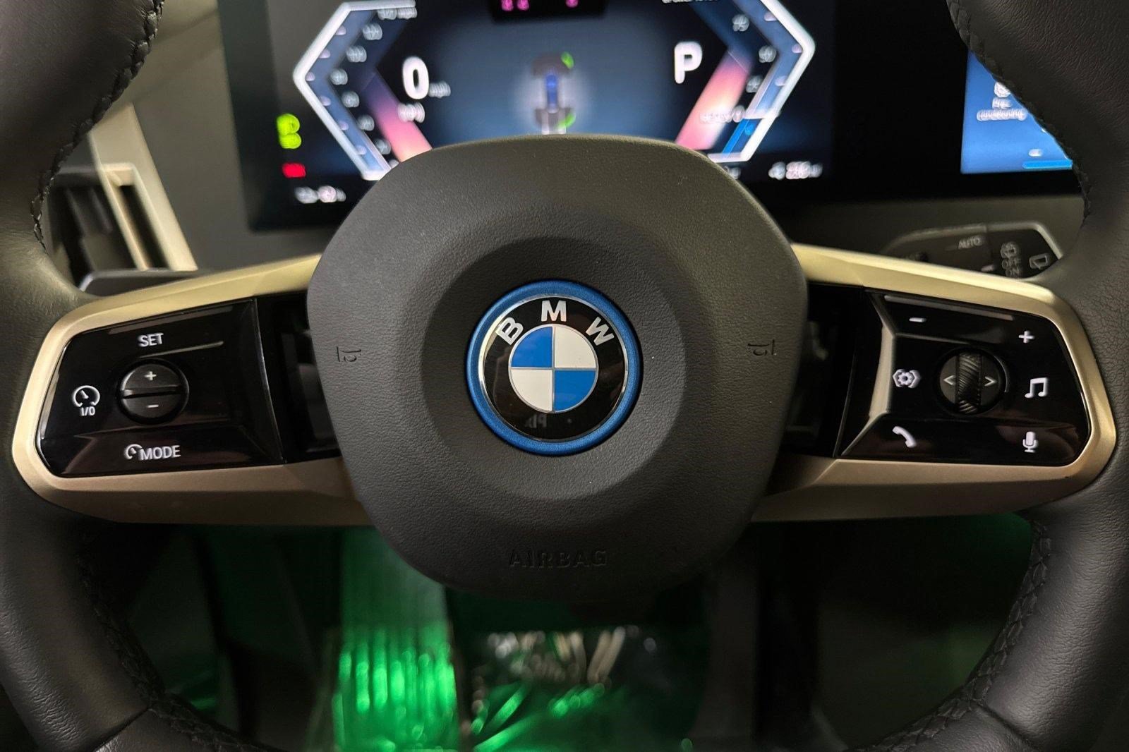 Used 2025 BMW iX xDrive50 w/ Premium Package AWD/4WD image 11