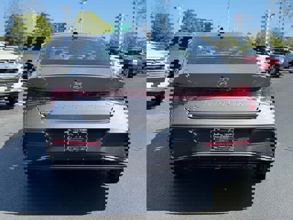 Used 2024 Hyundai Elantra SEL image 11
