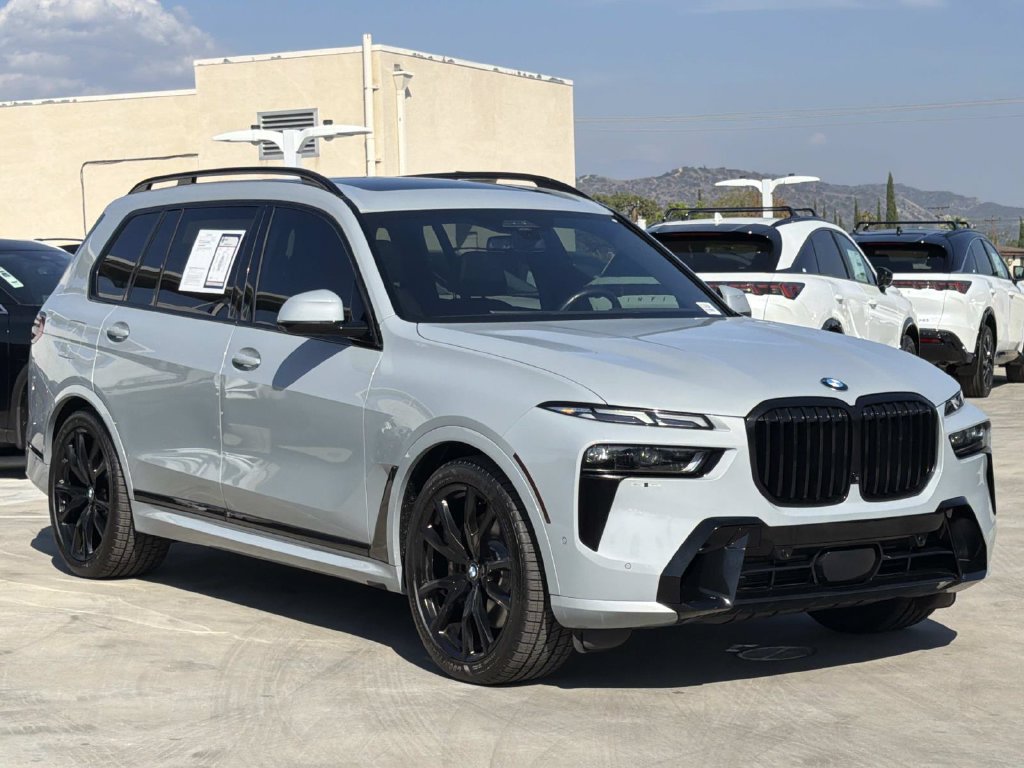 Used 2024 BMW X7 xDrive40i w/ M Sport Package AWD/4WD image 2