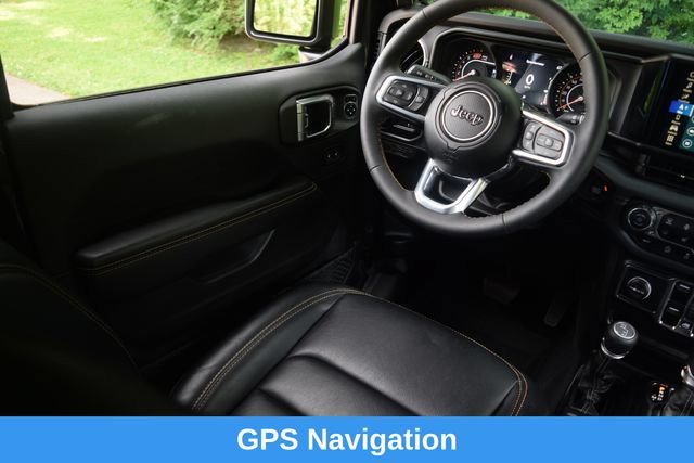 Used 2024 Jeep Wrangler Unlimited Sahara w/ Technology Group AWD/4WD image 2