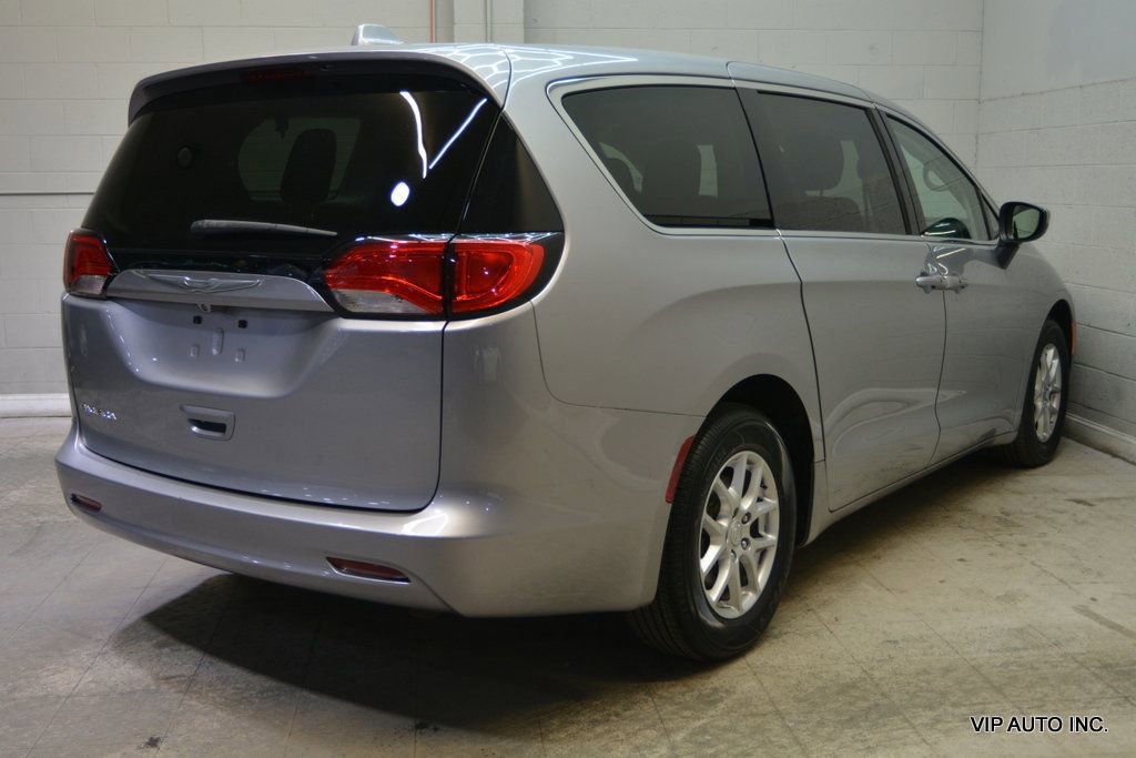 Used 2017 Chrysler Pacifica Touring image 4
