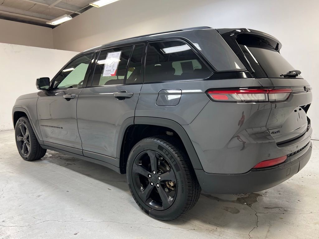 Used 2022 Jeep Grand Cherokee Altitude image 11