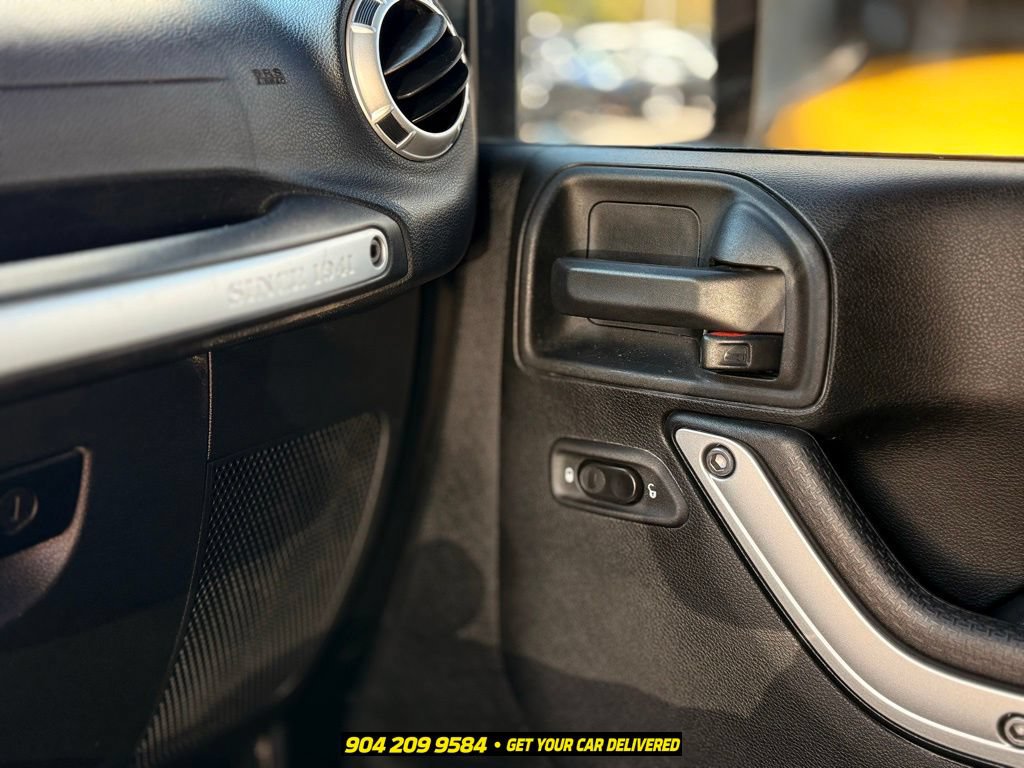 Used 2017 Jeep Wrangler Unlimited Rubicon w/ Connectivity Group AWD/4WD image 16
