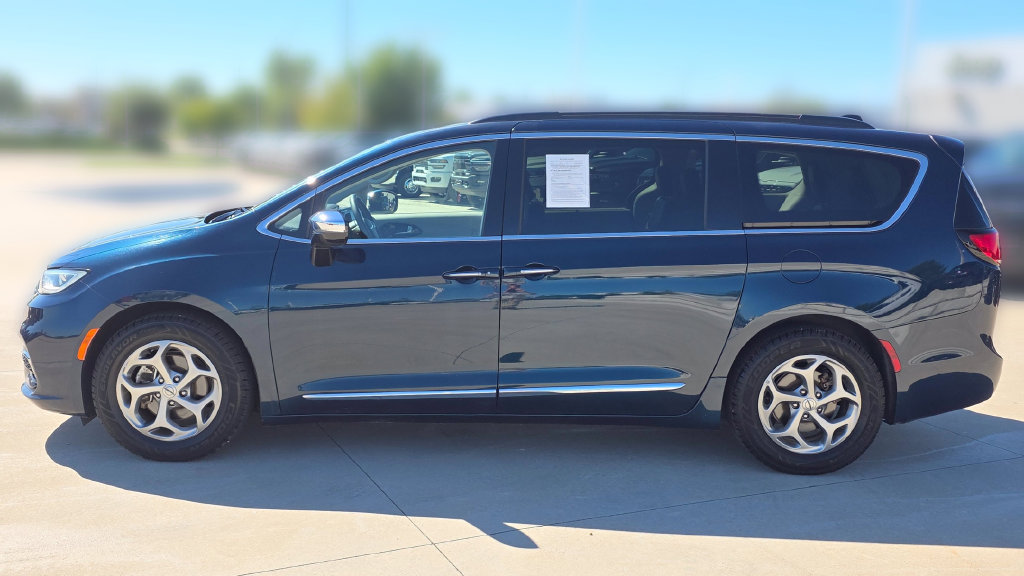 Used 2023 Chrysler Pacifica Limited FWD image 2