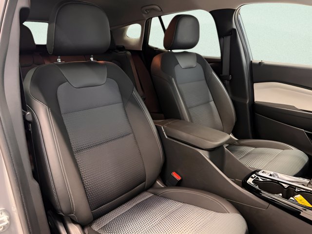 Used 2025 Chevrolet Trax LT w/ LT Convenience Package FWD image 11
