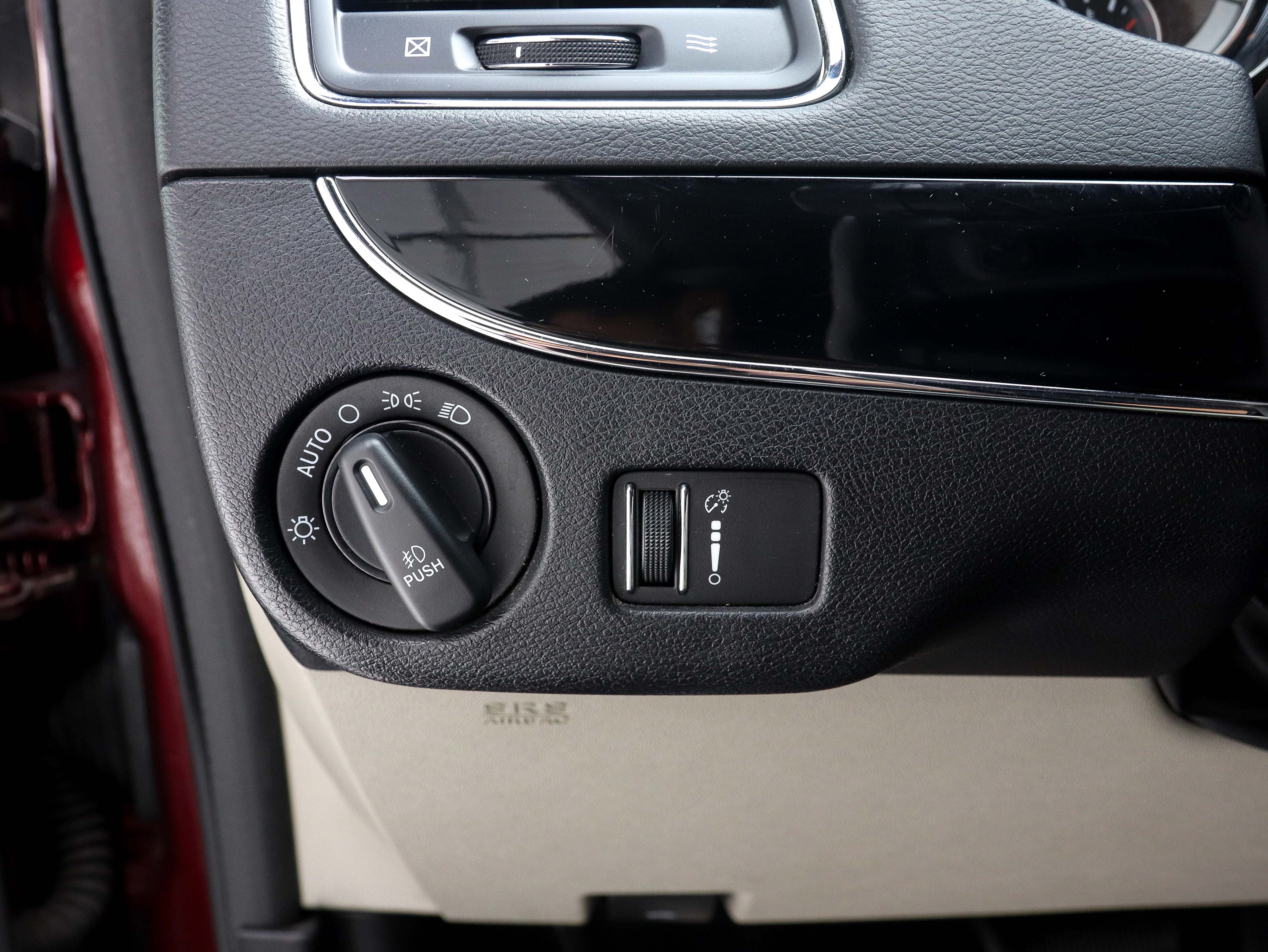 Used 2018 Dodge Grand Caravan SXT FWD image 28
