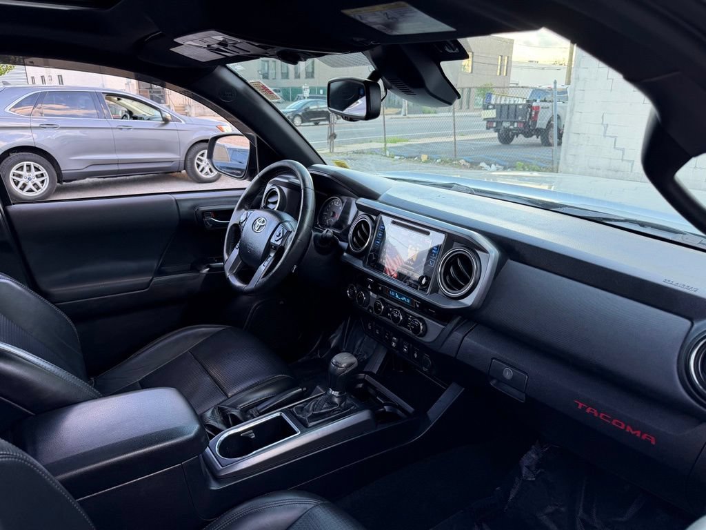 Used 2018 Toyota Tacoma TRD Off-Road AWD/4WD image 9