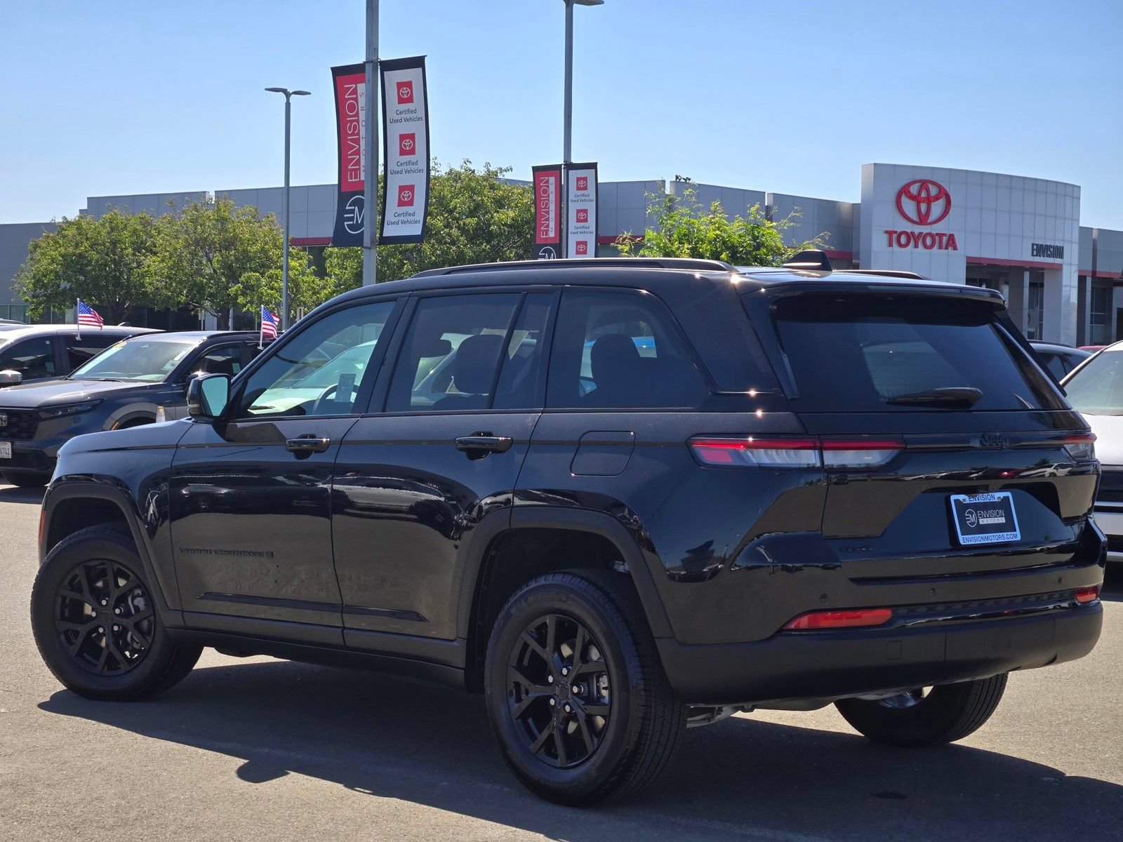 Used 2025 Jeep Grand Cherokee Altitude AWD/4WD image 5