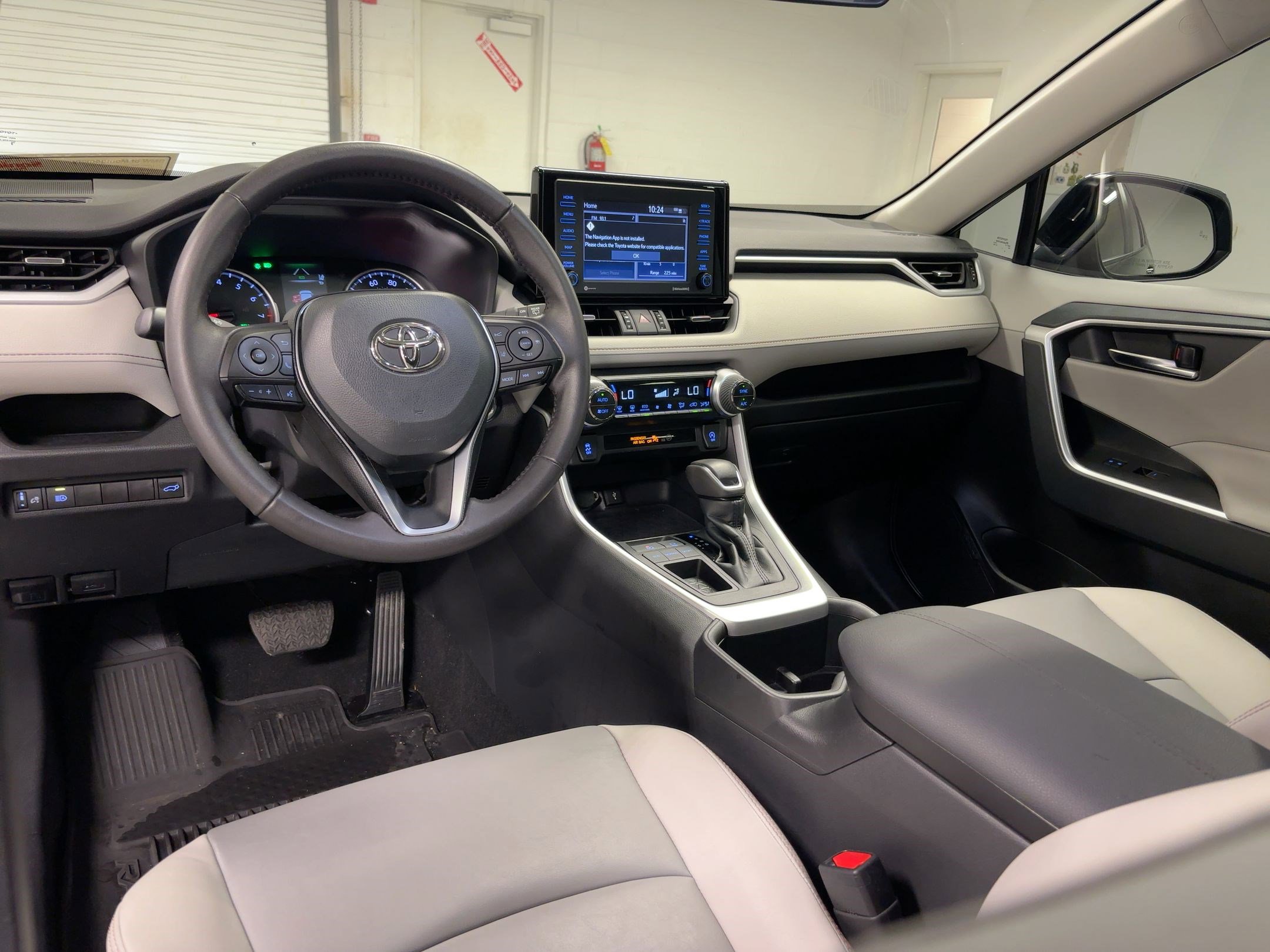 Used 2022 Toyota RAV4 XLE Premium image 28