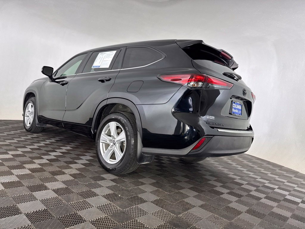Used 2024 Toyota Highlander LE AWD/4WD image 11