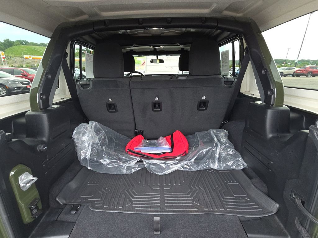 Used 2021 Jeep Wrangler Unlimited Rubicon w/ LED Lighting Group AWD/4WD image 32