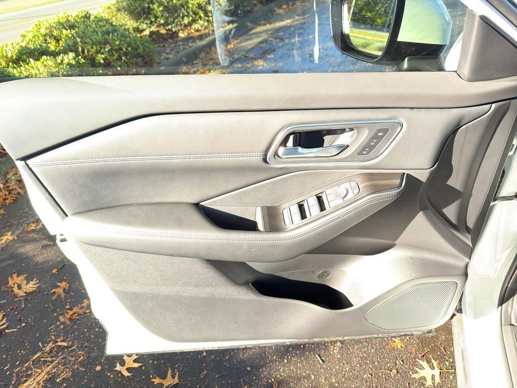 New 2026 Nissan Rogue Platinum image 17