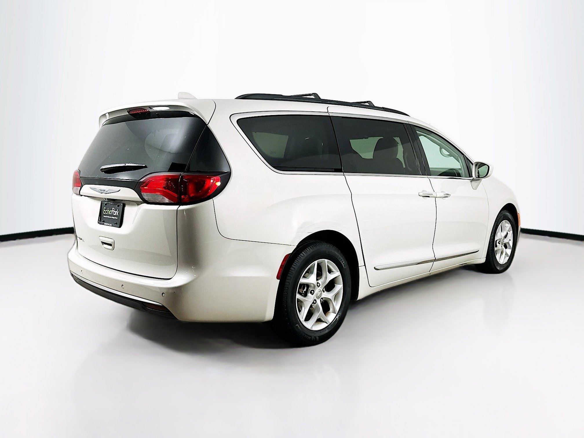 Used 2017 Chrysler Pacifica Touring-L w/ Tire & Wheel Group image 9