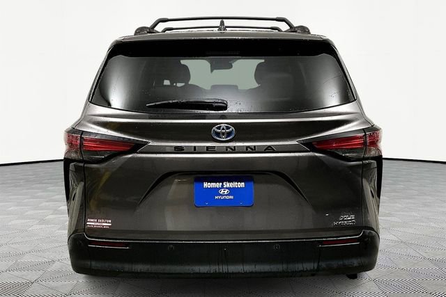 Used 2021 Toyota Sienna XLE image 4