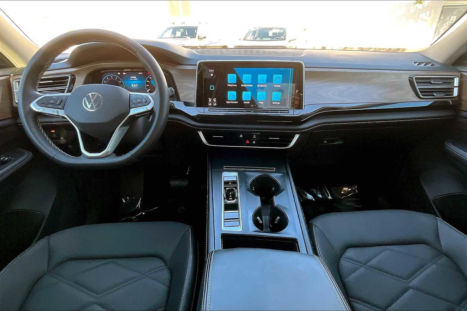 Certified 2024 Volkswagen Atlas SE image 30