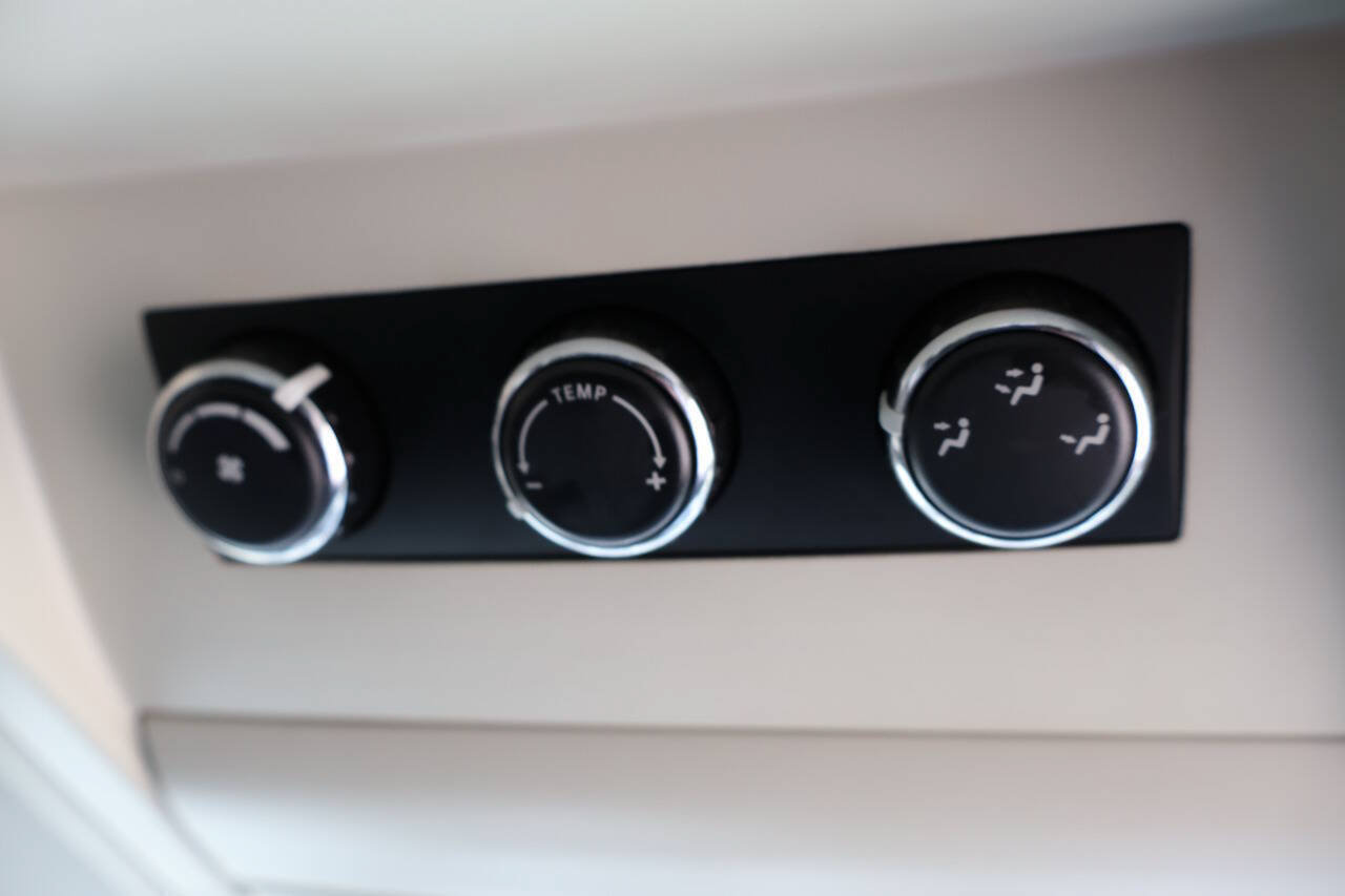 Used 2010 Volkswagen Routan SE FWD image 29